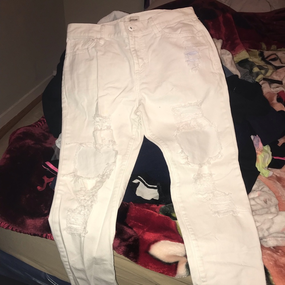 White distressed jeans